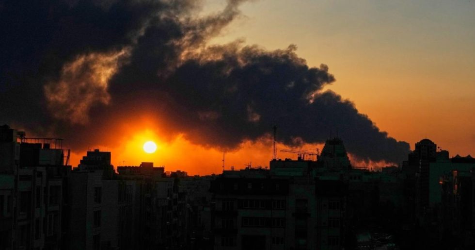 Μαίνεται ανεξέλεγκτα και διευρύνεται επικίνδυνα ο πόλεμος στη Μέση Ανατολή
